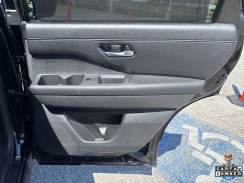 Used 2025 Nissan Pathfinder SL FWD image 43