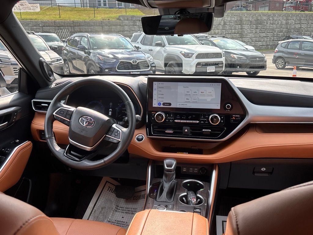 Used 2024 Toyota Highlander Platinum AWD/4WD image 10