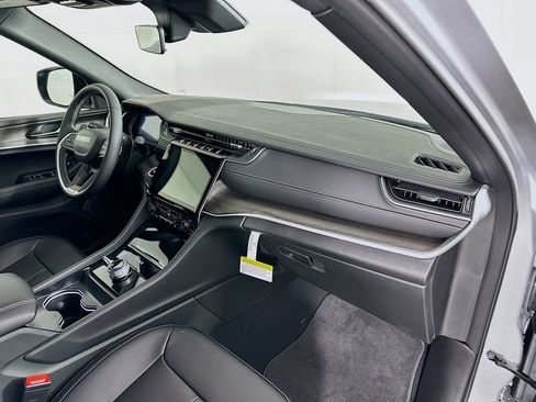 New 2025 Jeep Grand Cherokee Limited image 38