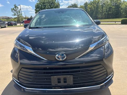 Used 2024 Toyota Sienna XLE FWD image 2