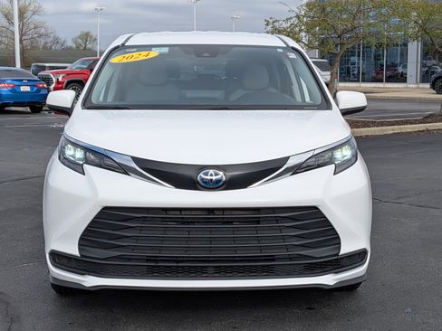 Used 2024 Toyota Sienna LE image 2