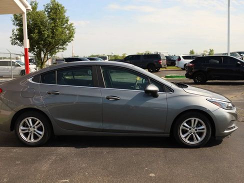 Used 2018 Chevrolet Cruze LT w/ Convenience Package FWD image 5