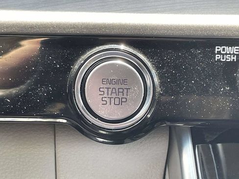 Used 2024 Kia Carnival EX FWD image 33