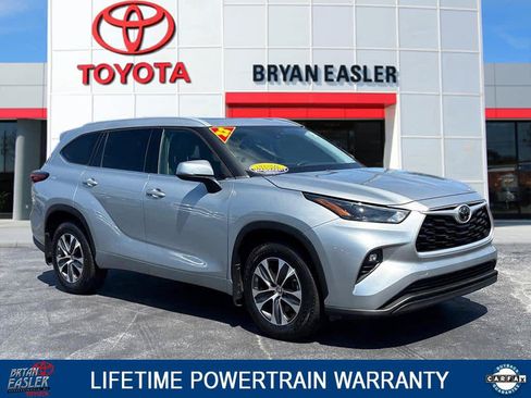 Used 2022 Toyota Highlander XLE AWD/4WD image 1