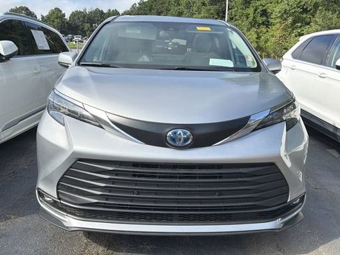 Used 2025 Toyota Sienna XLE FWD image 1