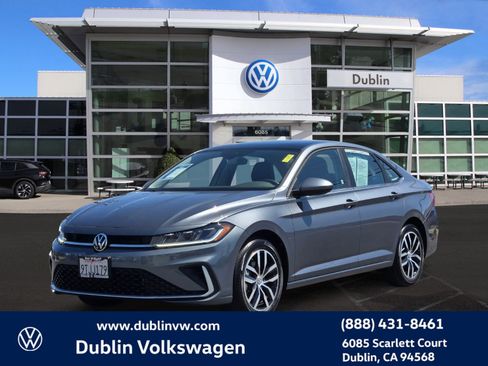 Certified 2025 Volkswagen Jetta SE w/ Sunroof Package FWD image 8