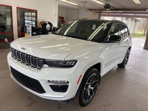 Used 2023 Jeep Grand Cherokee Summit image 3