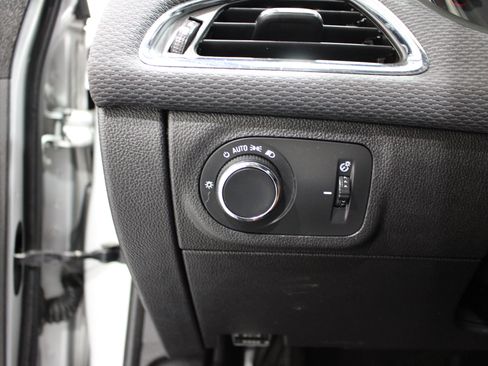 Used 2019 Chevrolet Cruze LT w/ Convenience Package FWD image 9