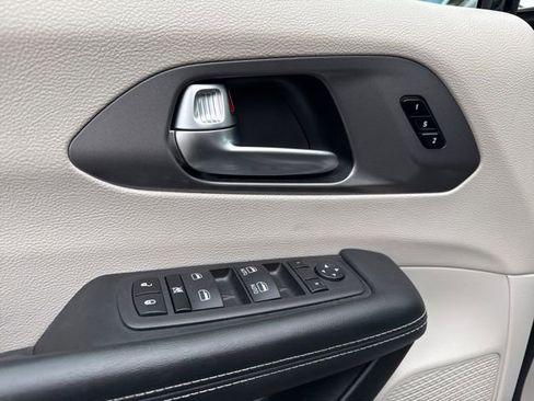 Used 2023 Chrysler Pacifica Touring-L image 31