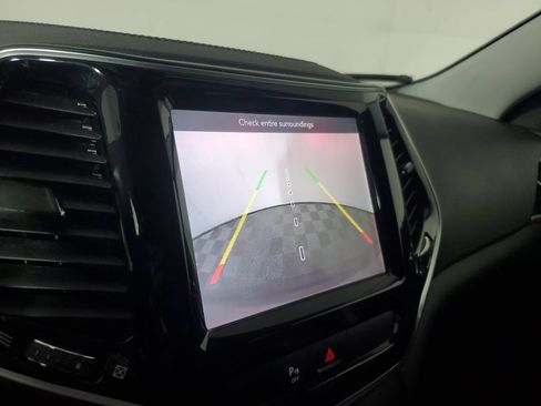 Used 2019 Jeep Cherokee Limited FWD image 28