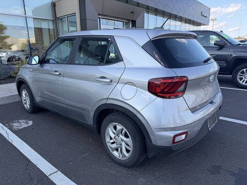 Certified 2023 Hyundai Venue SE FWD image 3
