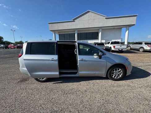 Used 2023 Chrysler Pacifica Touring-L FWD image 8