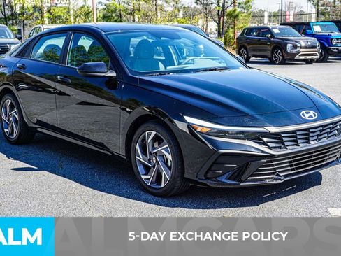 Used 2025 Hyundai Elantra Sport image 4