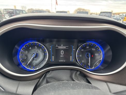 Used 2017 Chrysler Pacifica Touring FWD image 19