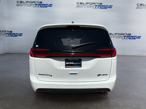 Used 2025 Chrysler Pacifica Premium FWD image 6
