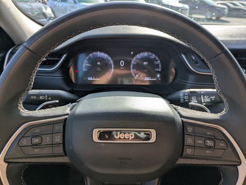 Used 2023 Jeep Grand Cherokee L Laredo image 29