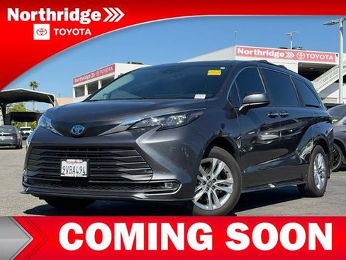 Certified 2025 Toyota Sienna XLE FWD image 3