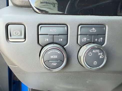 Used 2025 Chevrolet Silverado 1500 LT AWD/4WD image 16