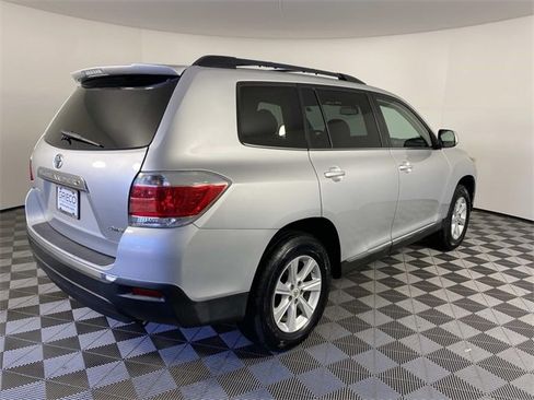 Used 2012 Toyota Highlander SE w/ Tow Pkg image 9
