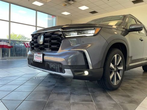 Used 2025 Honda Pilot Touring image 17