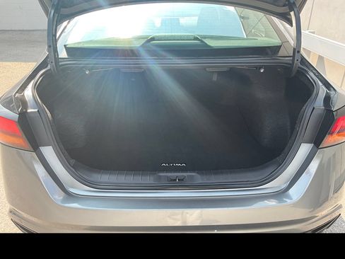 Used 2024 Nissan Altima 2.5 SV FWD image 11
