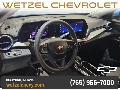 Used 2025 Chevrolet Trax LT FWD image 4