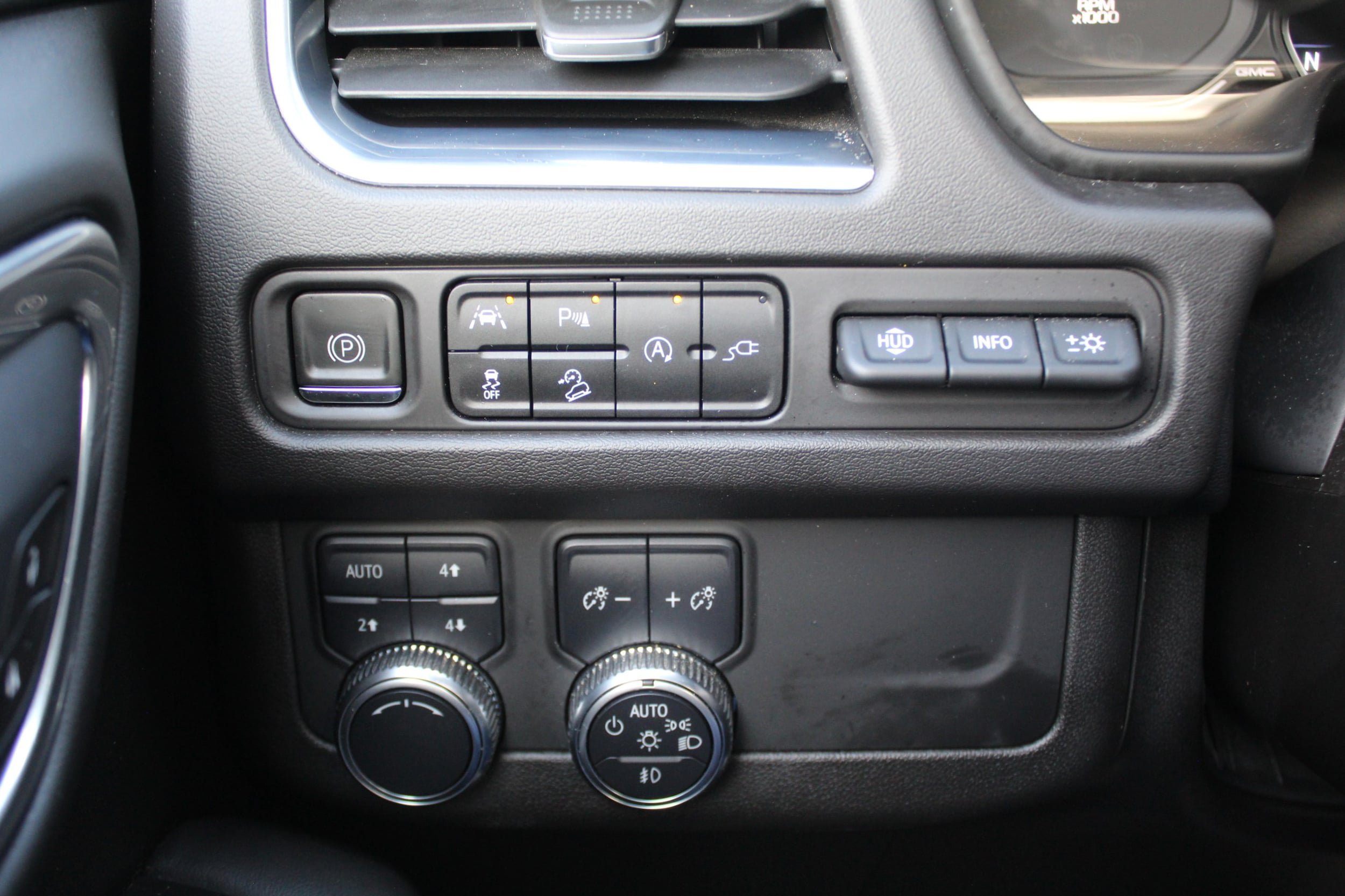 Used 2021 GMC Yukon AT4 w/ Rear Media and Nav Package AWD/4WD image 30