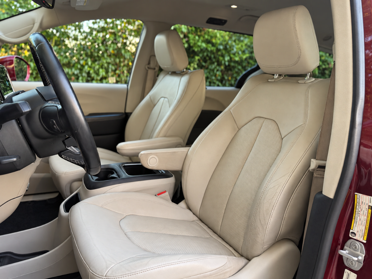Used 2021 Chrysler Pacifica Touring-L FWD image 11