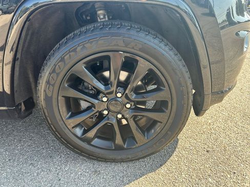 Used 2017 Jeep Grand Cherokee Altitude AWD/4WD image 30