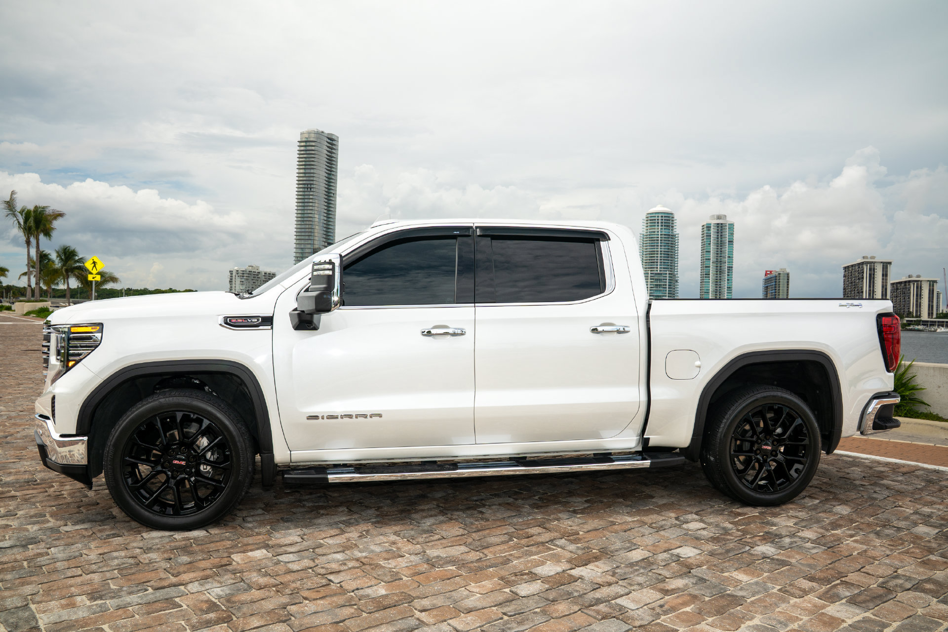 Used 2025 GMC Sierra 1500 SLT w/ SLT Premium Plus Package AWD/4WD image 4