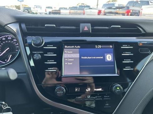 Used 2018 Toyota Camry SE image 18