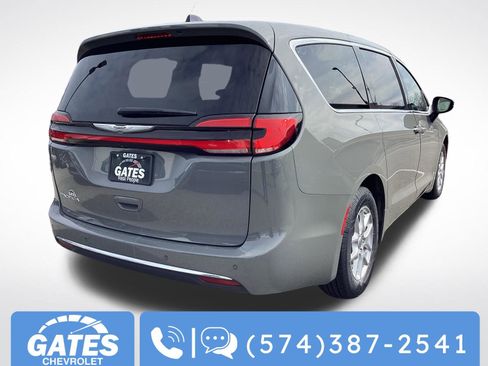 Used 2023 Chrysler Pacifica Touring-L FWD image 8