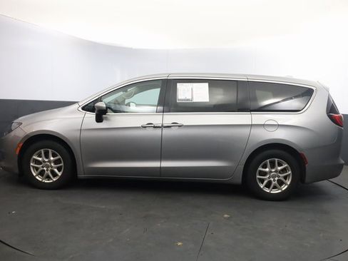 Used 2018 Chrysler Pacifica LX image 3