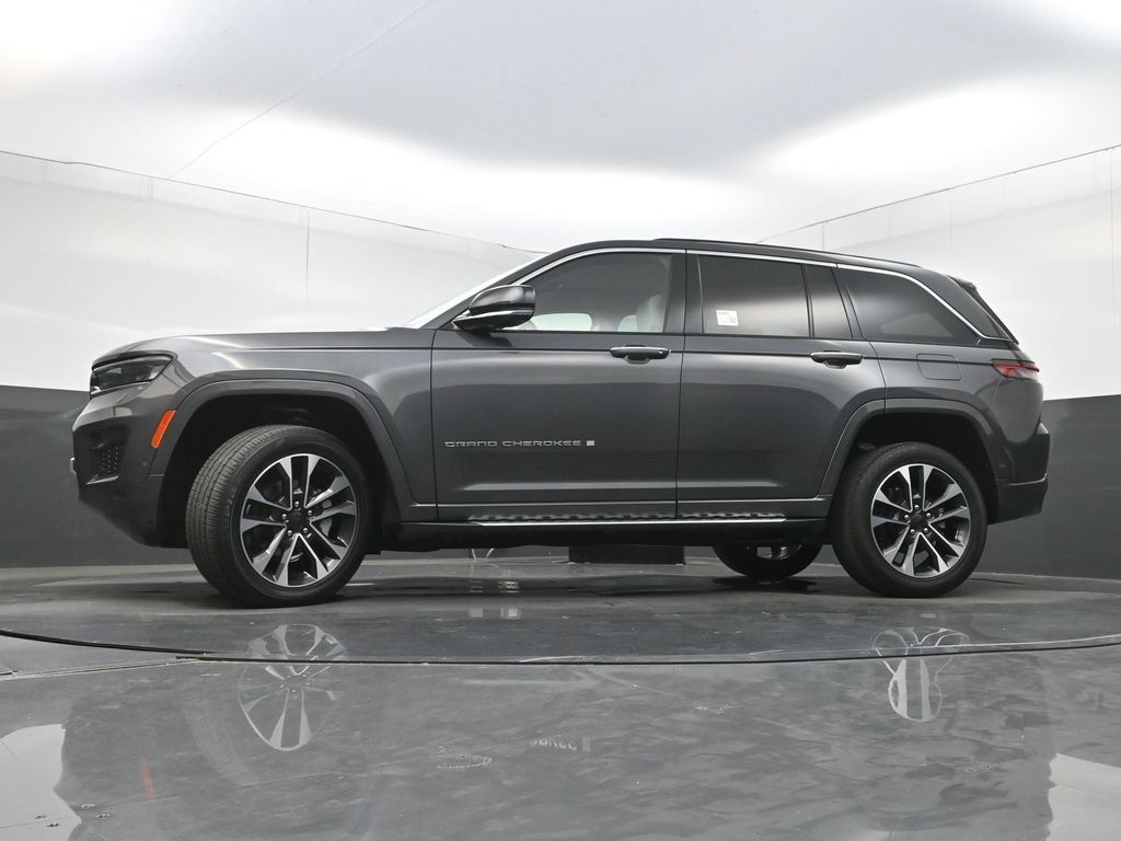 Used 2022 Jeep Grand Cherokee Overland w/ Luxury Tech Group IV RWD image 36