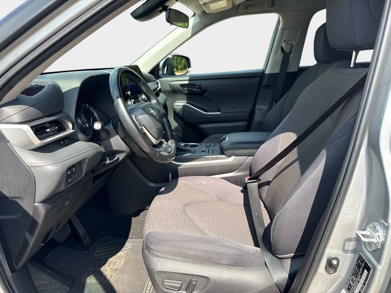 Used 2023 Toyota Highlander LE AWD/4WD image 17