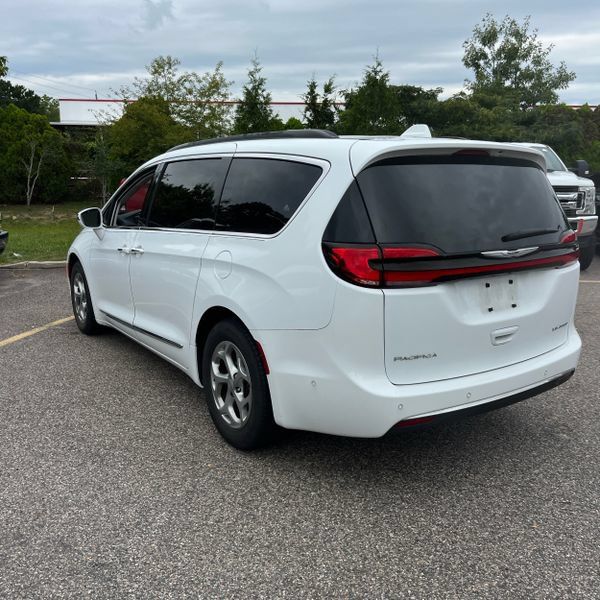 Used 2022 Chrysler Pacifica Limited w/ Uconnect Theater Family Group FWD image 2