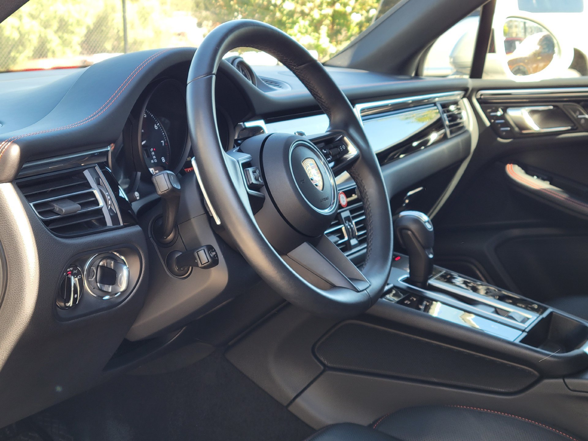 Used 2026 Porsche Macan AWD/4WD image 4