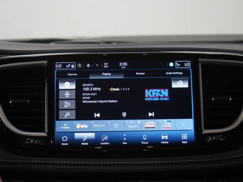 Used 2024 Chrysler Pacifica Limited FWD image 19
