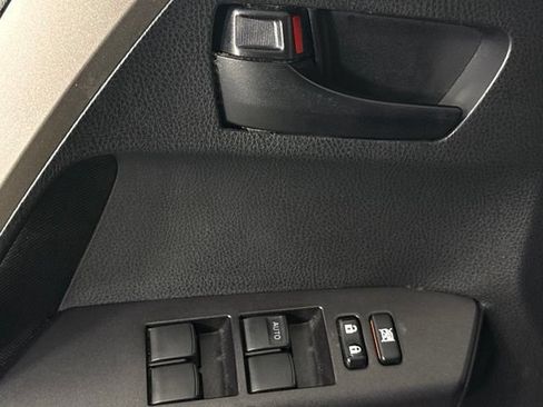 Used 2018 Toyota RAV4 LE FWD image 15