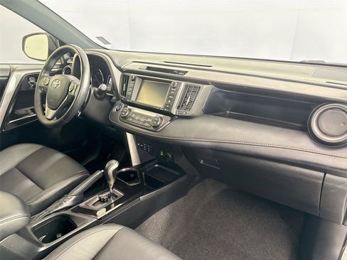 Used 2018 Toyota RAV4 SE image 44