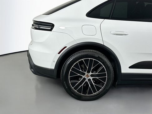 Certified 2025 Porsche Macan Electric image 13