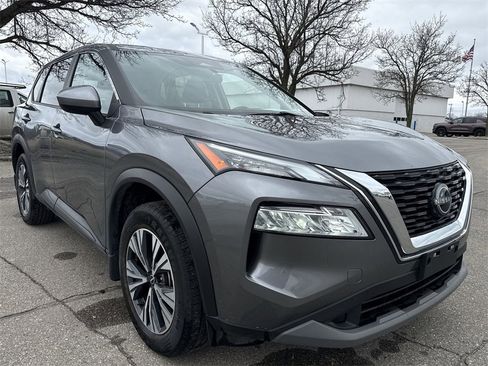 Used 2023 Nissan Rogue SV image 2