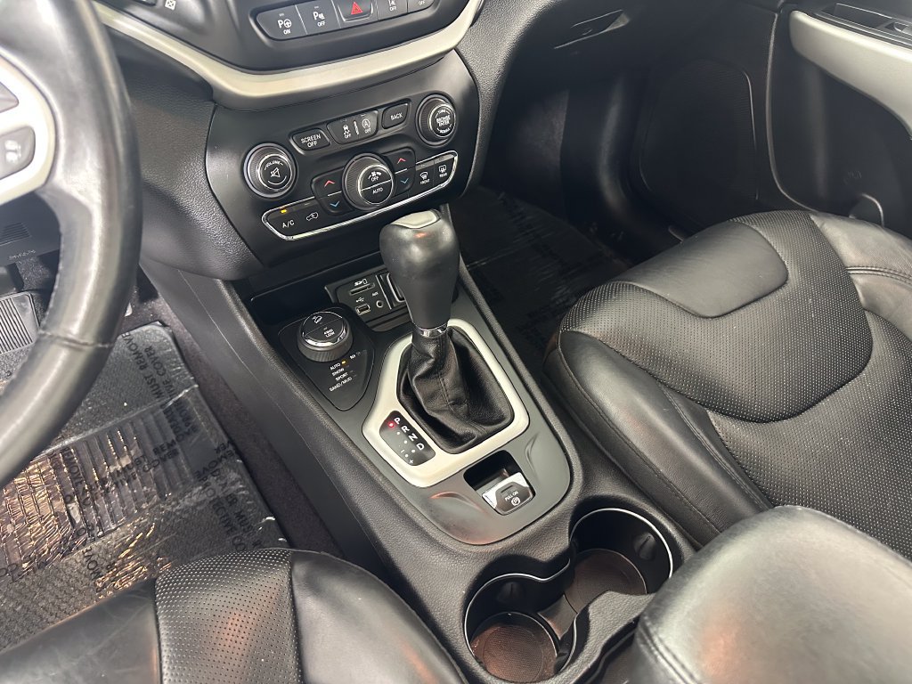 Used 2017 Jeep Cherokee Overland w/ Technology Group AWD/4WD image 36