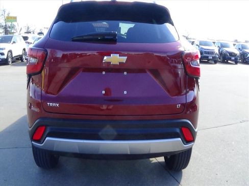 Used 2025 Chevrolet Trax LT w/ LT Convenience Package image 7