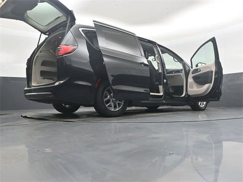 Used 2024 Chrysler Pacifica Touring-L image 51
