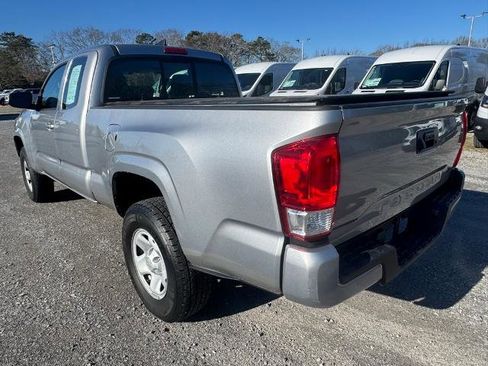 Used 2017 Toyota Tacoma SR image 4