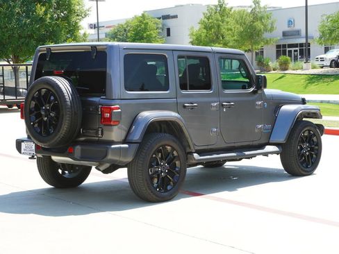Used 2025 Jeep Wrangler Unlimited Sahara AWD/4WD image 5