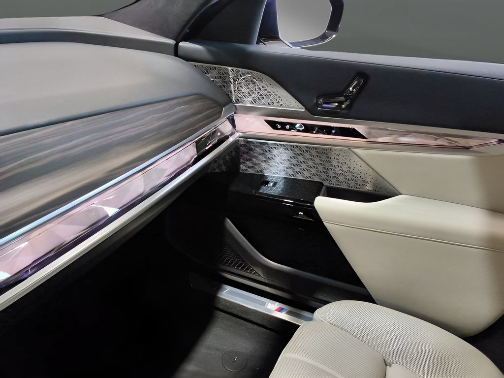 Used 2023 BMW 760i xDrive w/ Executive Package AWD/4WD image 19