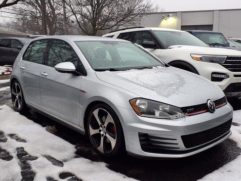 Used 2017 Volkswagen Golf S image 1