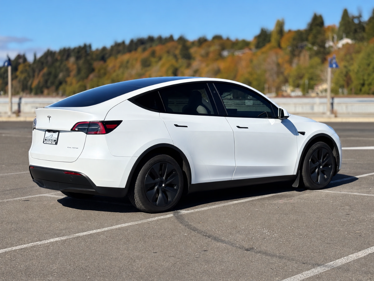 Used 2025 Tesla Model Y Long Range AWD/4WD image 3